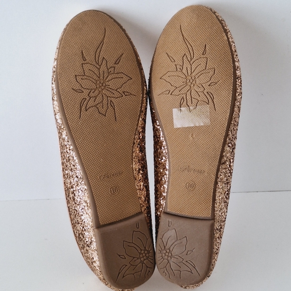Forever "Karra 29" gold glitter flats - NWOT - Picture 7 of 9